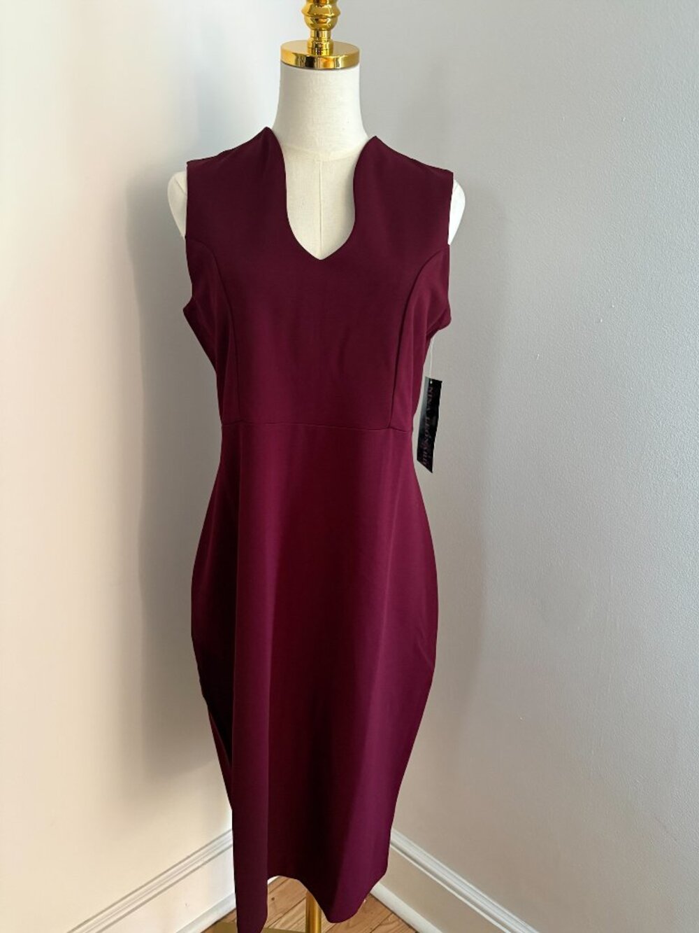 NWT Nina Leonard V-Neck Sleeveless Burgundy Sheath Dress Size Medium